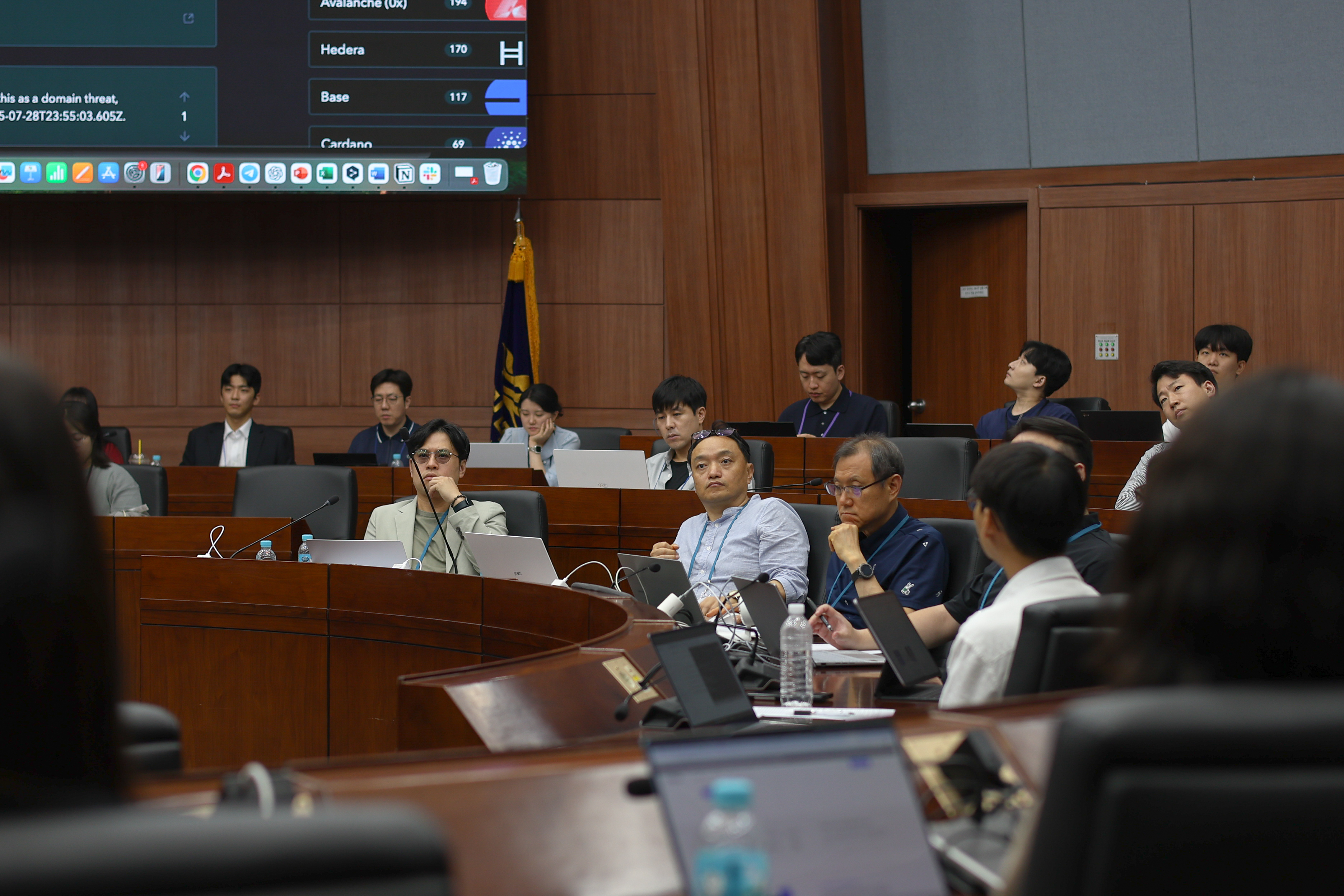 발표 장면을 경청하고 있는 컨퍼런스 참여위원